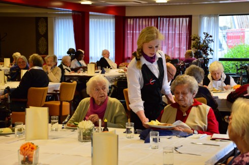 Leerling Imke van Potskampschool in woonzorgcentrum de Molenkamp.jpg
